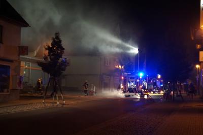 Garage faengt Feuer - Feuerwehr rettet Katze aus dem Haus!